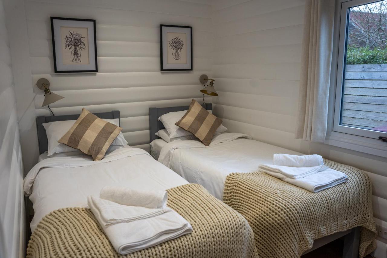 Sumners Ponds Fishery & Campsite Hotell Horsham Exteriör bild