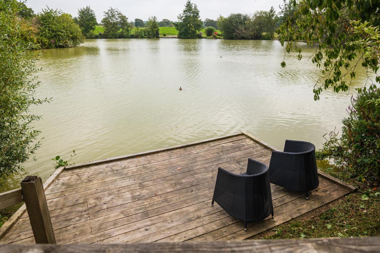 Sumners Ponds Fishery & Campsite Hotell Horsham Exteriör bild