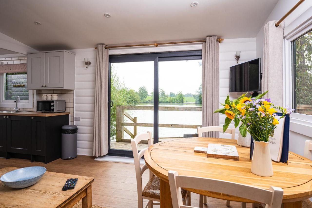 Sumners Ponds Fishery & Campsite Hotell Horsham Exteriör bild