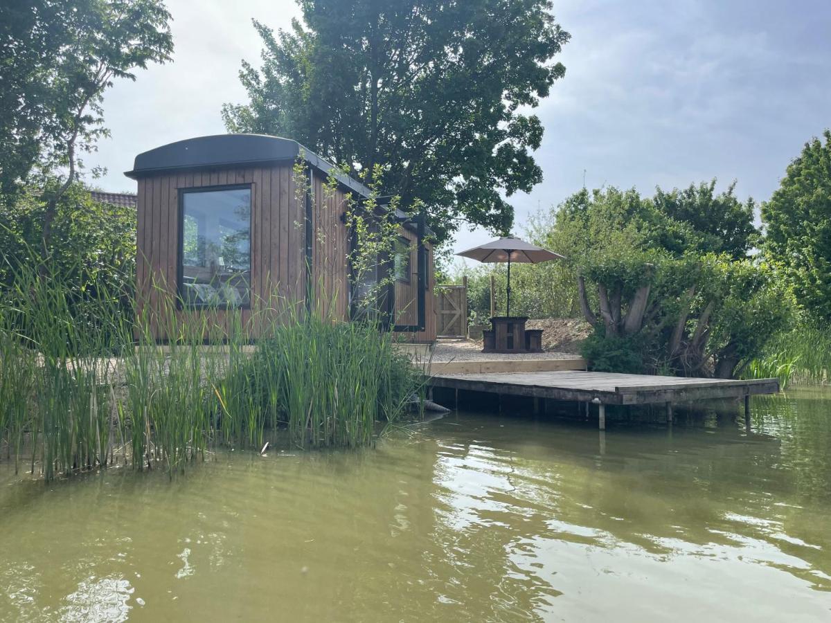 Sumners Ponds Fishery & Campsite Hotell Horsham Exteriör bild