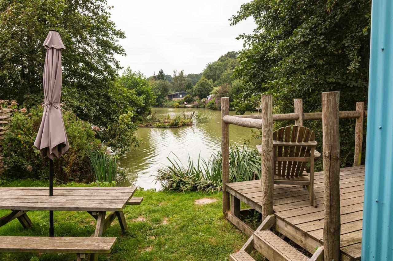 Sumners Ponds Fishery & Campsite Hotell Horsham Exteriör bild