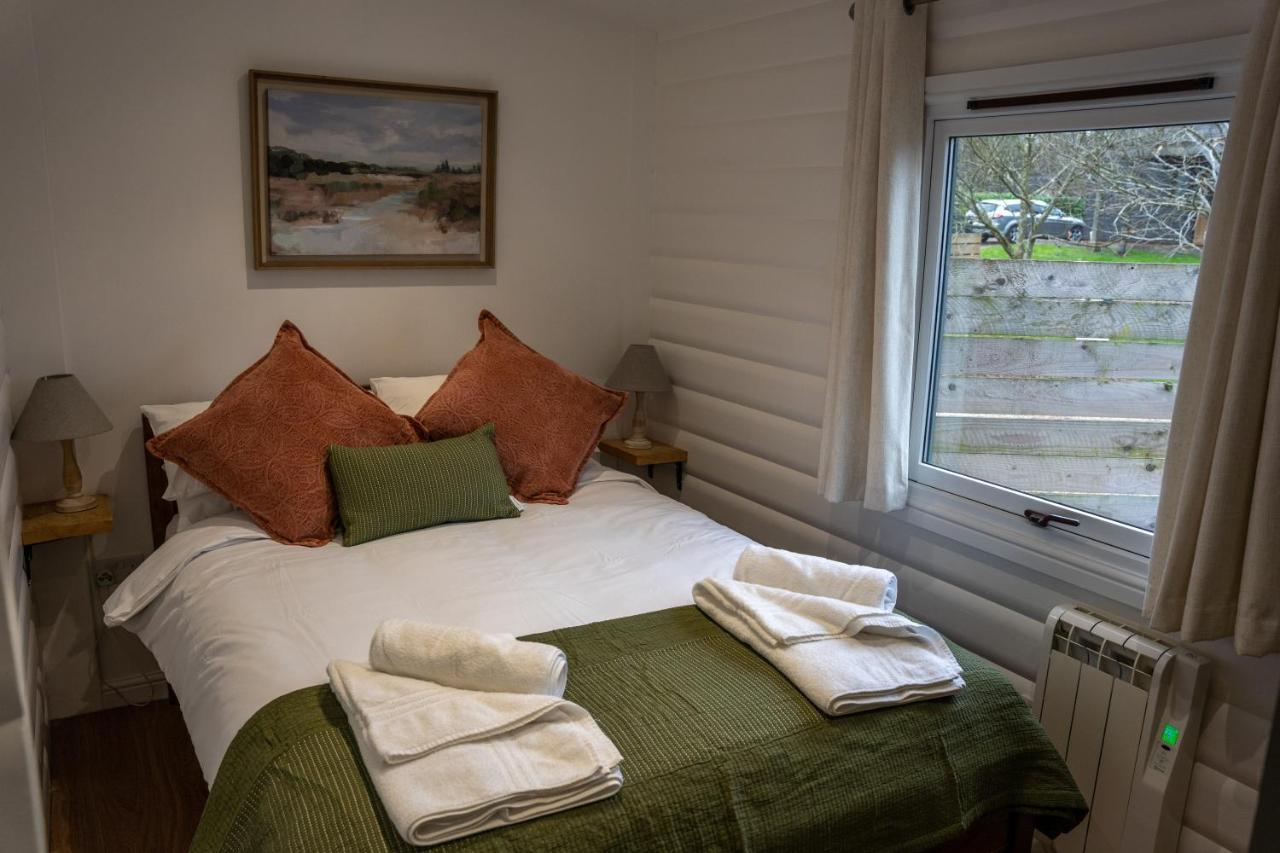 Sumners Ponds Fishery & Campsite Hotell Horsham Exteriör bild