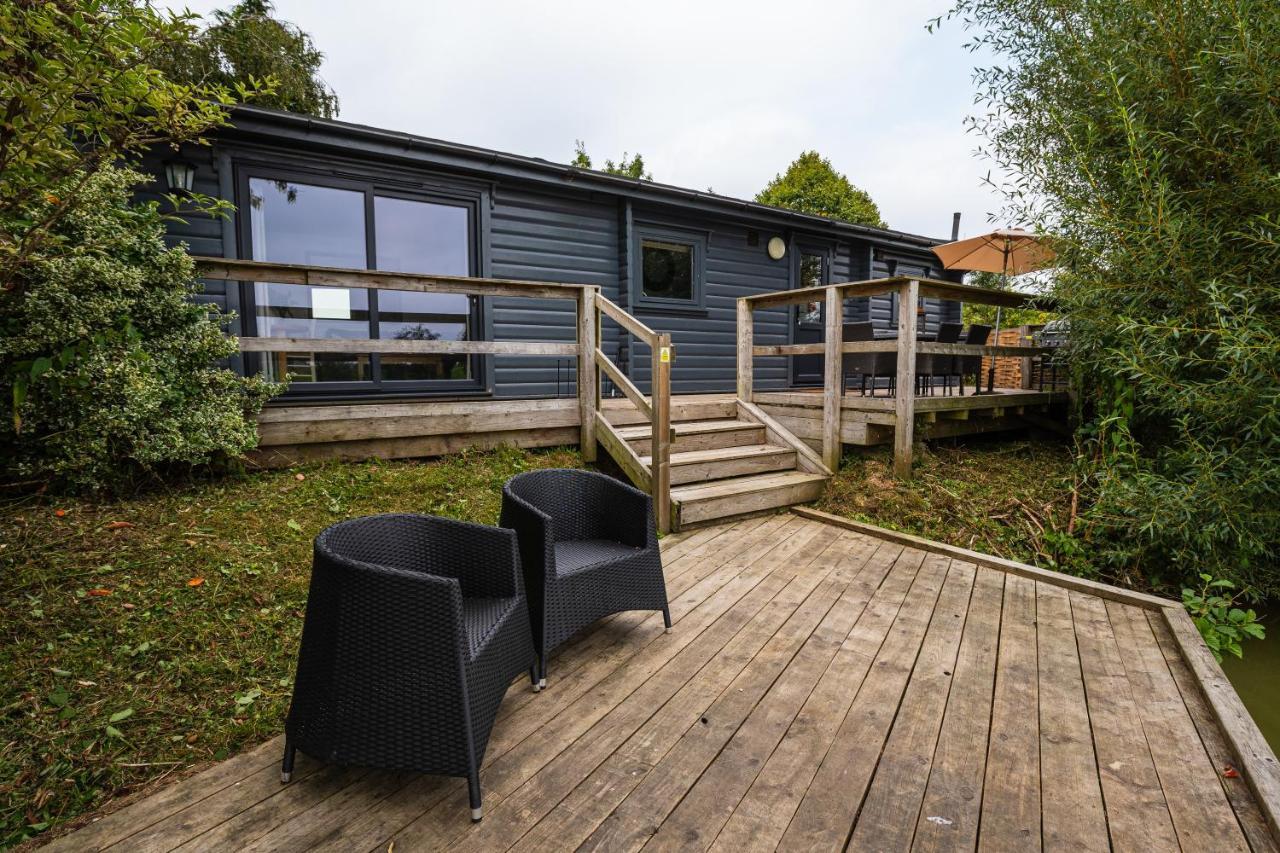 Sumners Ponds Fishery & Campsite Hotell Horsham Exteriör bild
